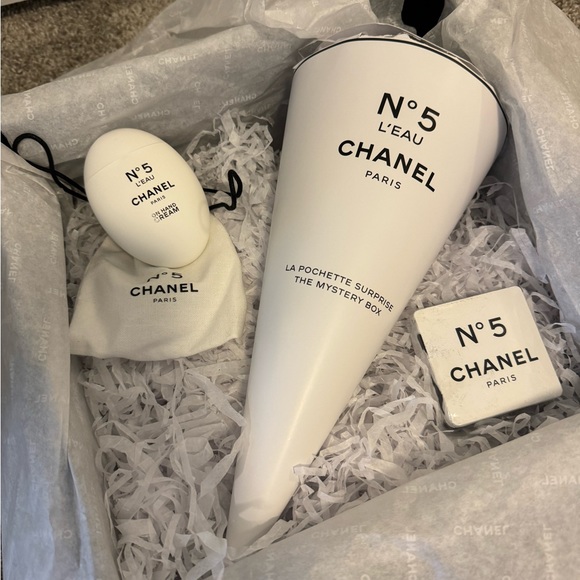 CHANEL Other - Limited Edition Chanel Set - Chanel N5 L’eau Factory 5 Mystery Box